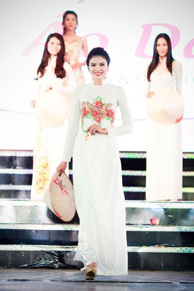 Lâm Chi Khanh hát duyên dáng tại Lễ hội áo dài 