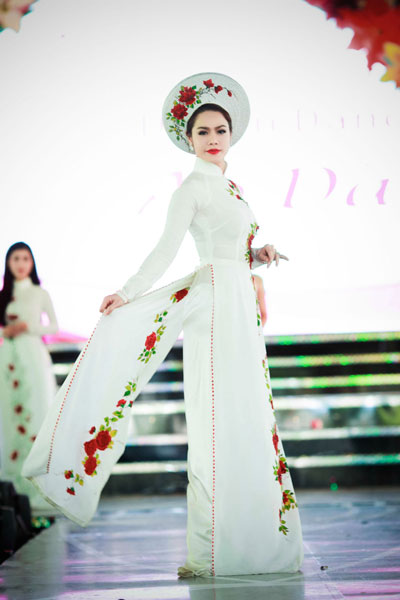 Lâm Chi Khanh hát duyên dáng tại Lễ hội áo dài 