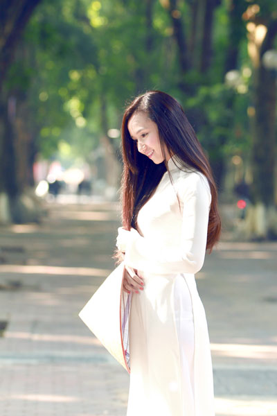 Lã Thanh Huyền đẹp tinh khôi với áo dài trắng 