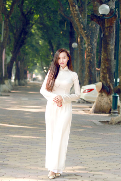 Lã Thanh Huyền đẹp tinh khôi với áo dài trắng 
