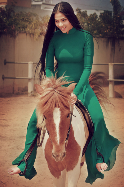 Do không quen cưỡi ngựa, lại chọn trang phục áo dài để mặc nên việc chinh phục chú ngựa này hoàn toàn không dễ dàng với Trương Thị May. Tuy nhiên, với tính kiên trì và nhẫn nại đúng như con người của Trương Thị May, cô đã dần dần chinh phục được chú ngựa để có những bức ảnh đẹp nhất trong ý tưởng này